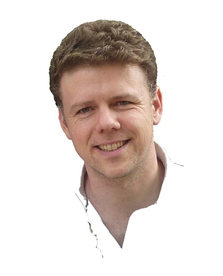 Michael Hoster - lächelnder Heilpraktiker mit weißem Hemd und braunen kurzen Haaren